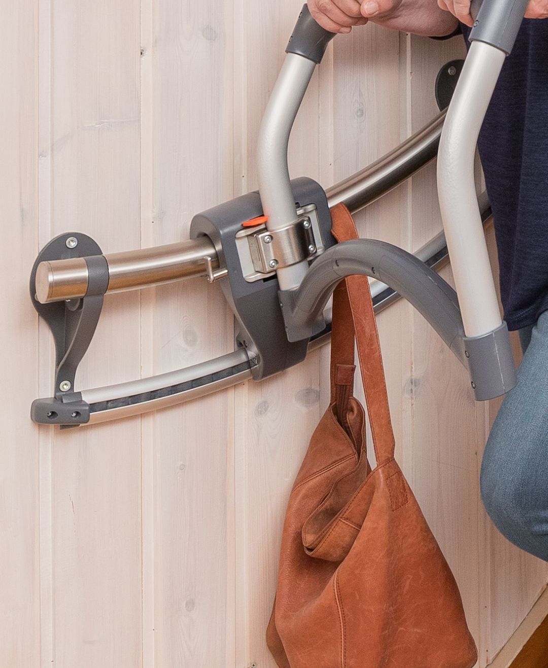 Met de tashaak – Gebruikers van de Assistep traphulp kunnen spullen en tassen meenemen tijdens het traplopen