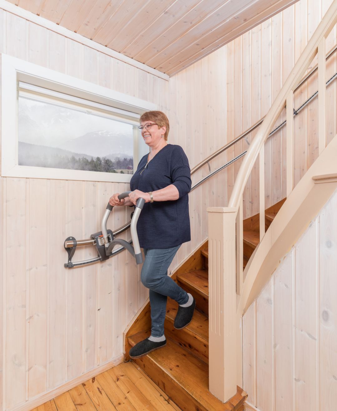 De Assistep traphulp tijdens gebruik in een trap met een bocht