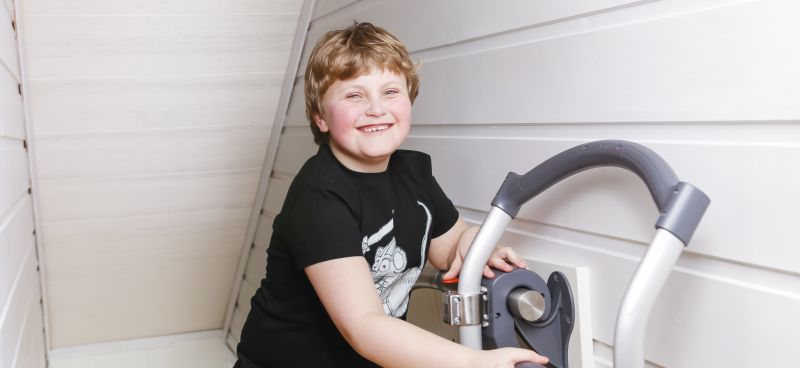 Traphulp AssiStep naar de muur gevouwen