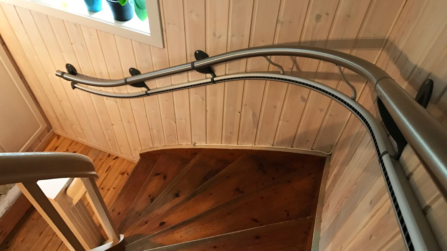 De Assistep gemonteerd bij een trap met een bocht