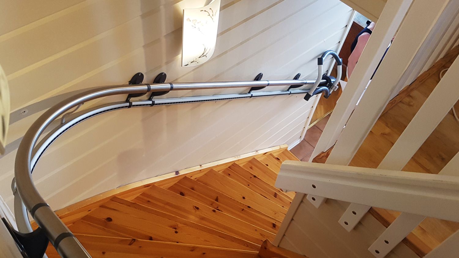 In tegenstelling tot de Stairsteady kan de AssiStep geïnstalleerd worden bij rechte en trappen met een bocht