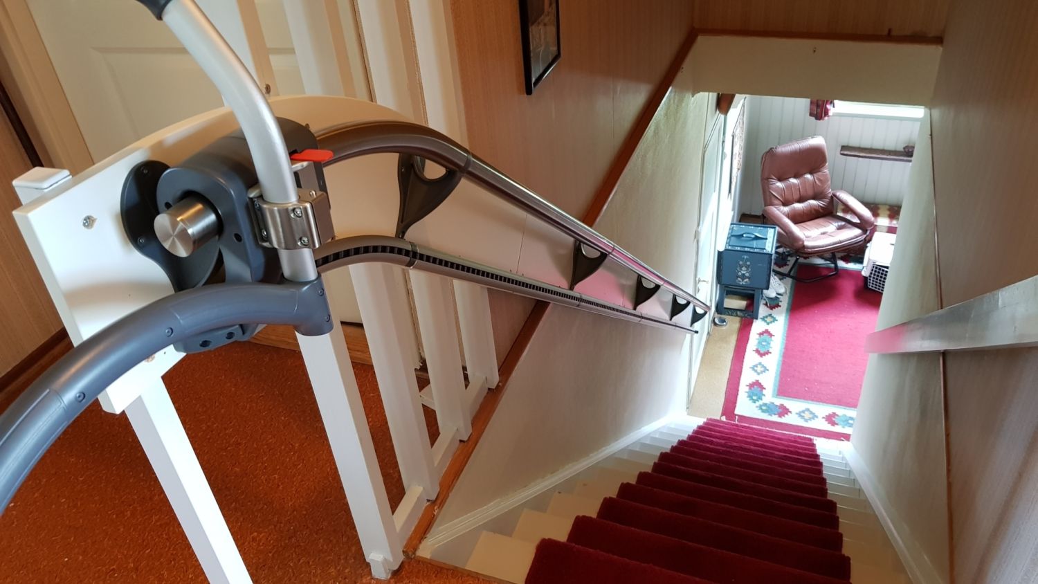 De AssiStep biedt een trap handbeugel die de veiligheid van de trap verhoogt